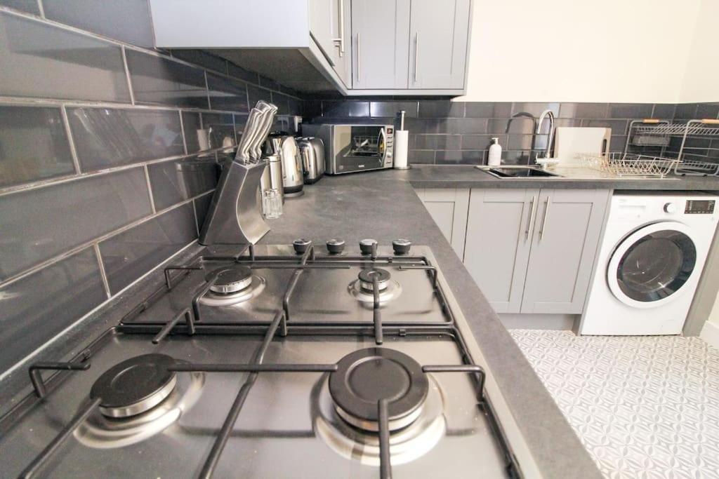 Modern 3 Bed, Contractors Welcome, Bradford برادفورد المظهر الخارجي الصورة