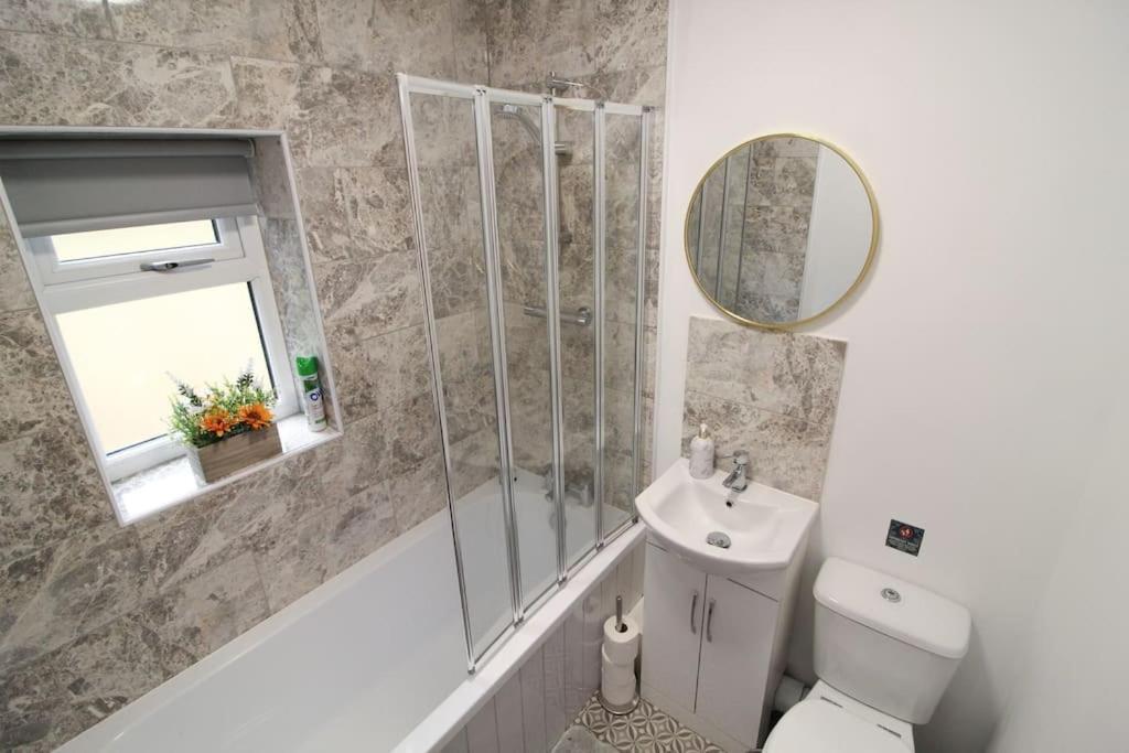 Modern 3 Bed, Contractors Welcome, Bradford برادفورد المظهر الخارجي الصورة