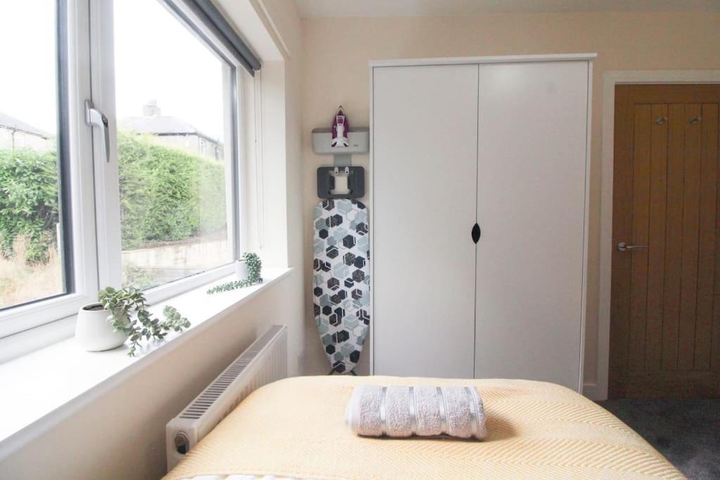 Modern 3 Bed, Contractors Welcome, Bradford برادفورد المظهر الخارجي الصورة