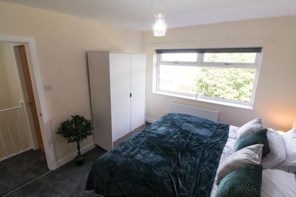 Modern 3 Bed, Contractors Welcome, Bradford برادفورد المظهر الخارجي الصورة