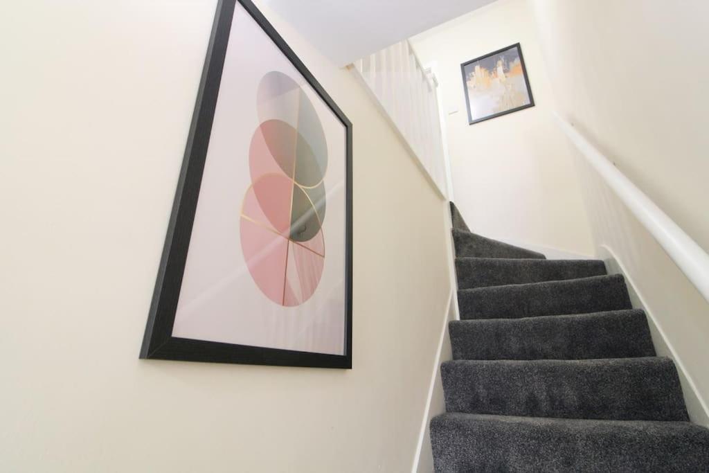 Modern 3 Bed, Contractors Welcome, Bradford برادفورد المظهر الخارجي الصورة