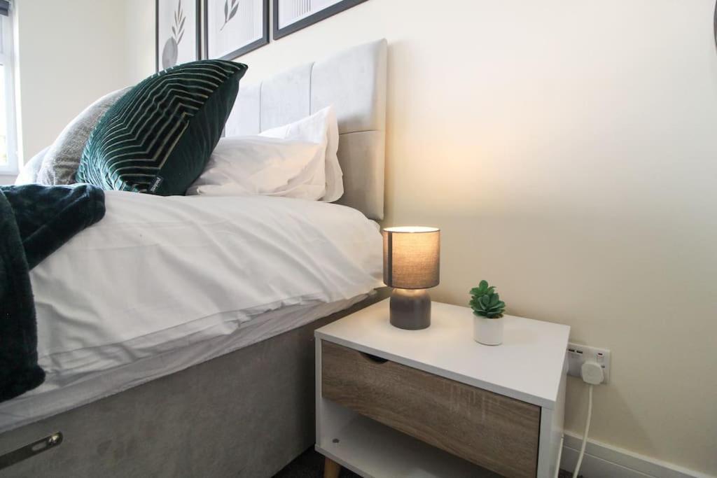 Modern 3 Bed, Contractors Welcome, Bradford برادفورد المظهر الخارجي الصورة