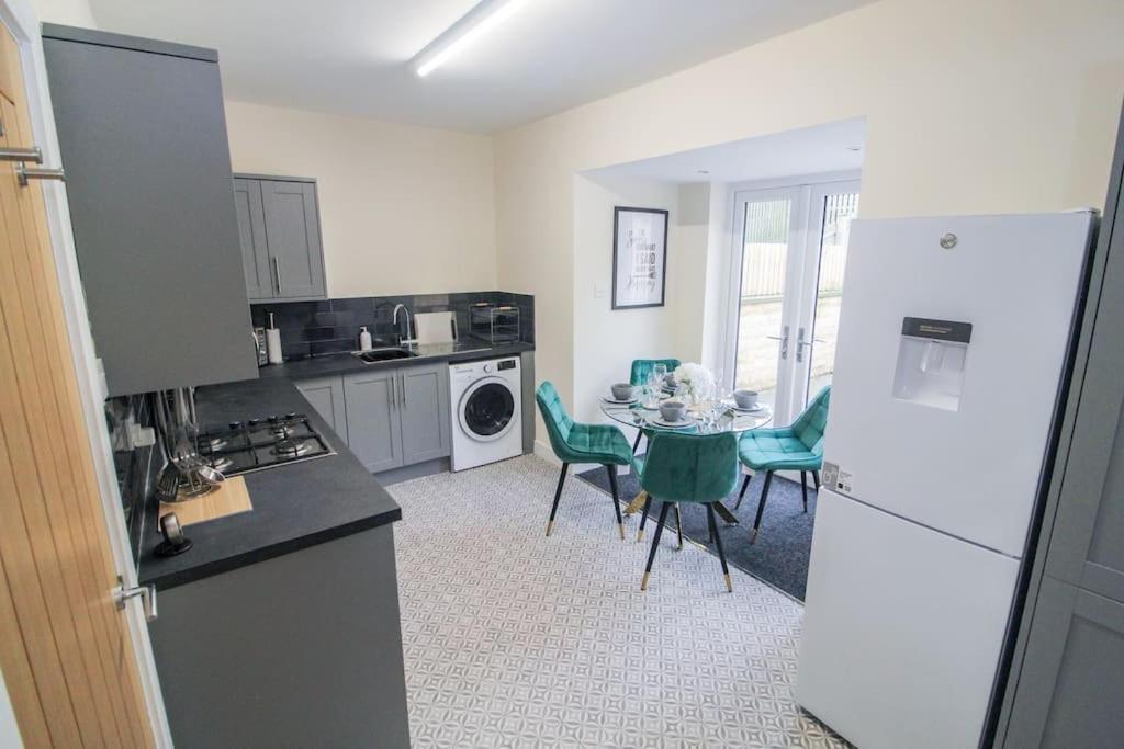 Modern 3 Bed, Contractors Welcome, Bradford برادفورد المظهر الخارجي الصورة