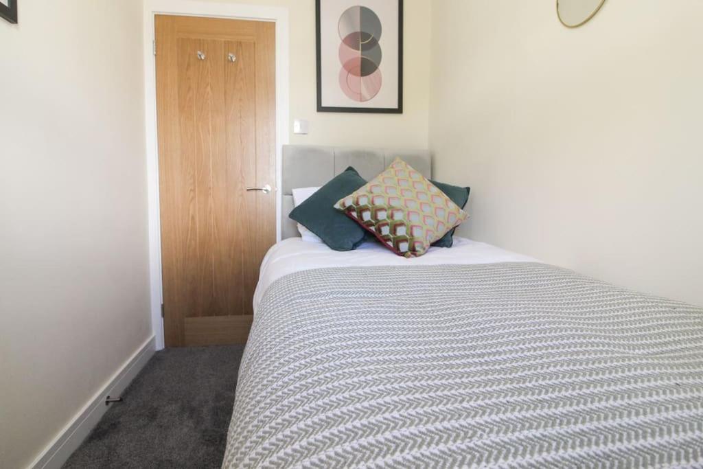 Modern 3 Bed, Contractors Welcome, Bradford برادفورد المظهر الخارجي الصورة