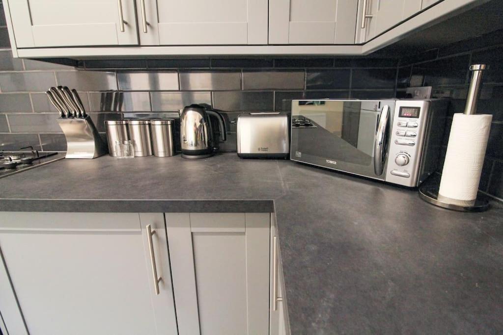 Modern 3 Bed, Contractors Welcome, Bradford برادفورد المظهر الخارجي الصورة
