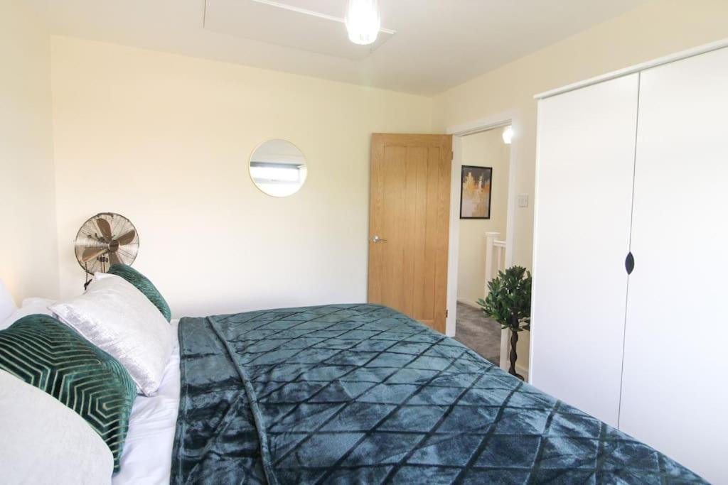 Modern 3 Bed, Contractors Welcome, Bradford برادفورد المظهر الخارجي الصورة