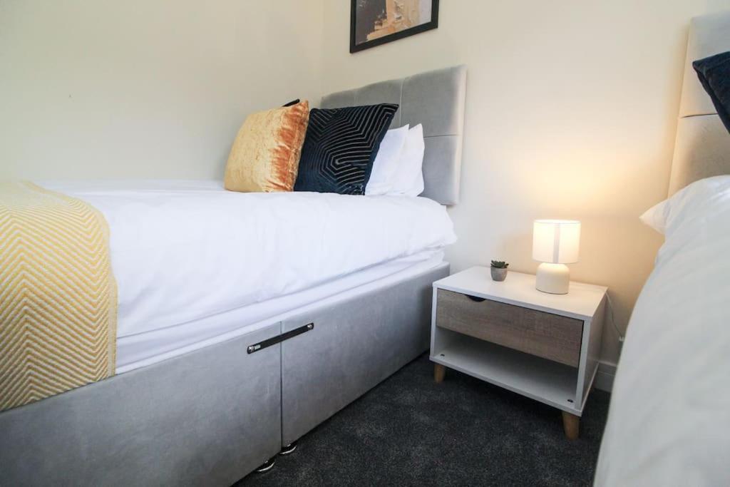 Modern 3 Bed, Contractors Welcome, Bradford برادفورد المظهر الخارجي الصورة