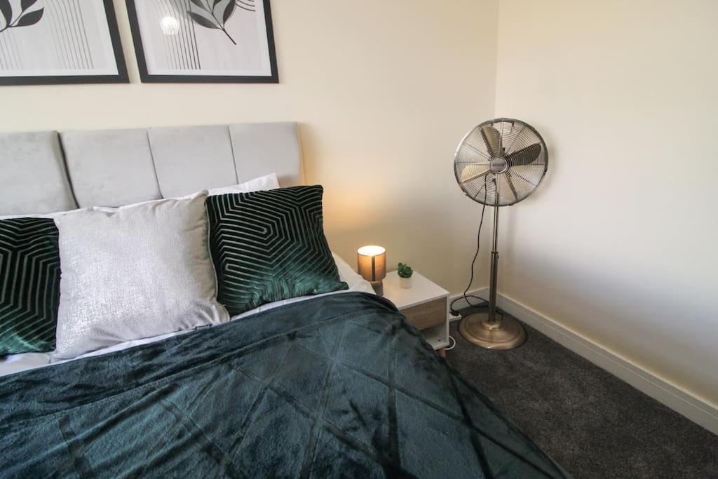 Modern 3 Bed, Contractors Welcome, Bradford برادفورد المظهر الخارجي الصورة