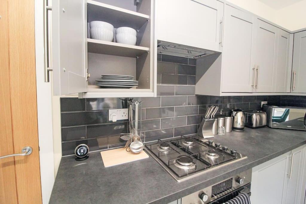 Modern 3 Bed, Contractors Welcome, Bradford برادفورد المظهر الخارجي الصورة