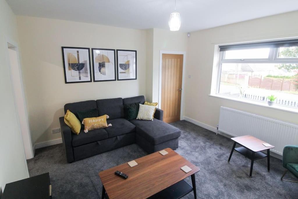 Modern 3 Bed, Contractors Welcome, Bradford برادفورد المظهر الخارجي الصورة