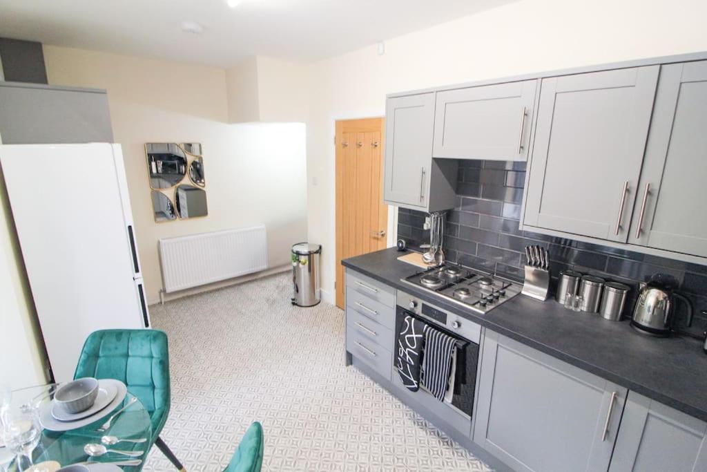 Modern 3 Bed, Contractors Welcome, Bradford برادفورد المظهر الخارجي الصورة