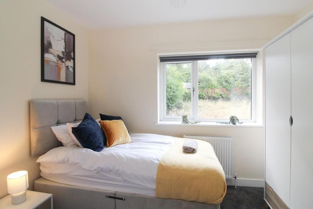 Modern 3 Bed, Contractors Welcome, Bradford برادفورد المظهر الخارجي الصورة