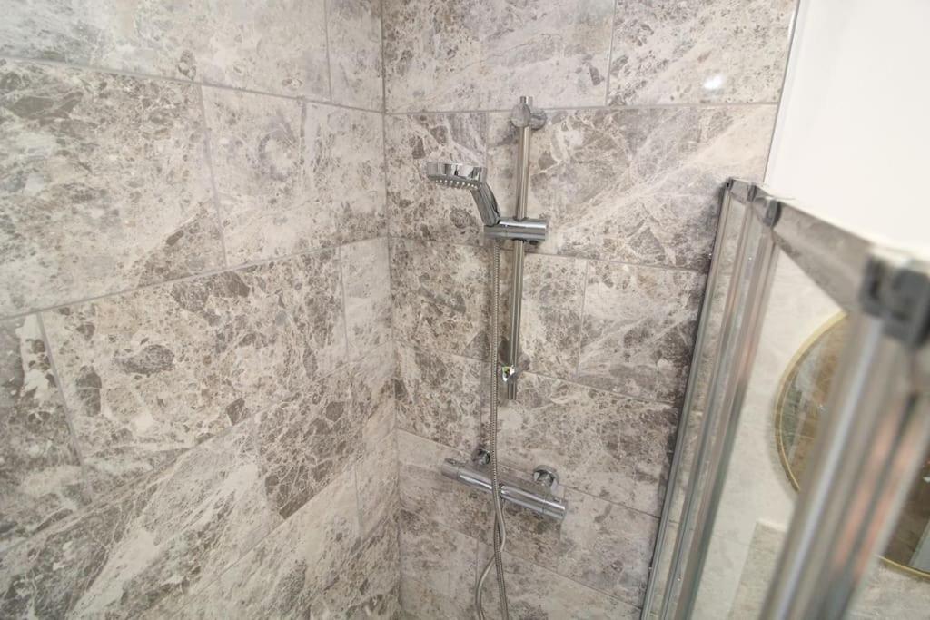 Modern 3 Bed, Contractors Welcome, Bradford برادفورد المظهر الخارجي الصورة