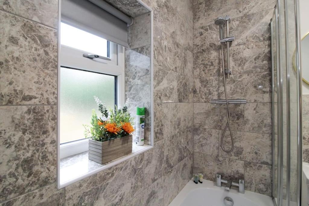 Modern 3 Bed, Contractors Welcome, Bradford برادفورد المظهر الخارجي الصورة