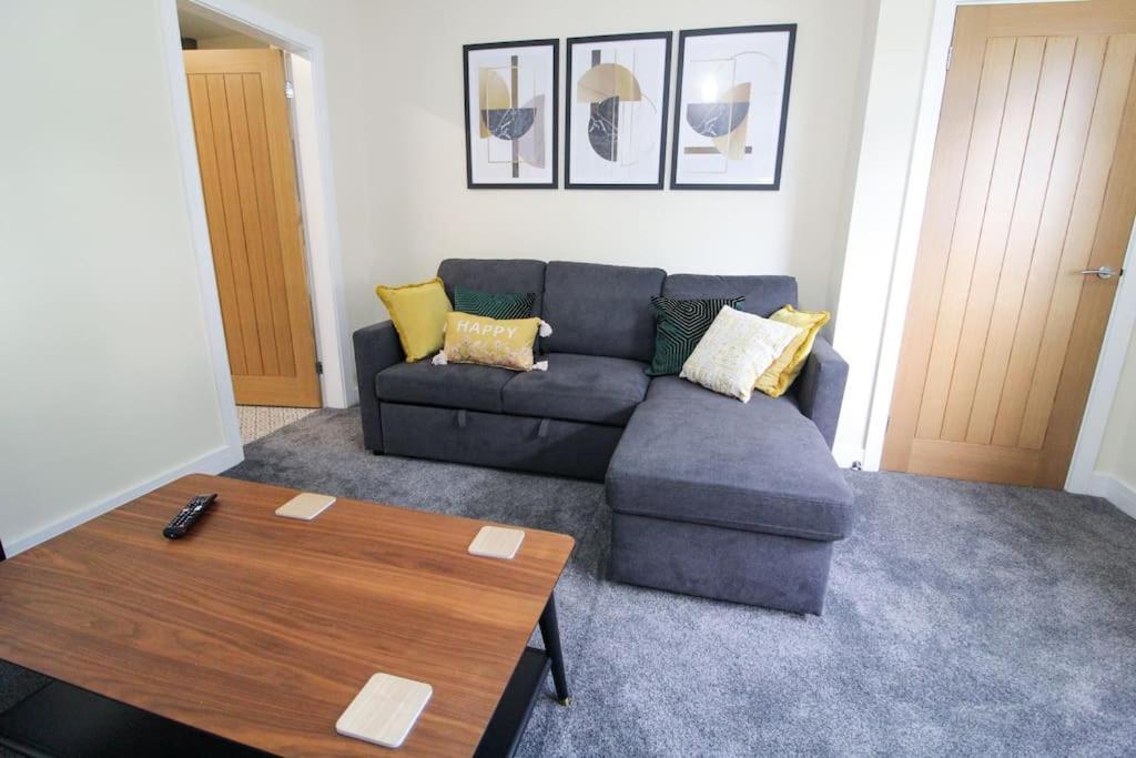 Modern 3 Bed, Contractors Welcome, Bradford برادفورد المظهر الخارجي الصورة