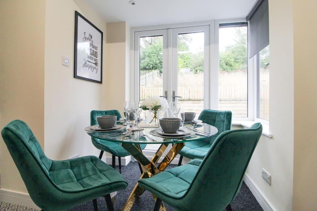 Modern 3 Bed, Contractors Welcome, Bradford برادفورد المظهر الخارجي الصورة