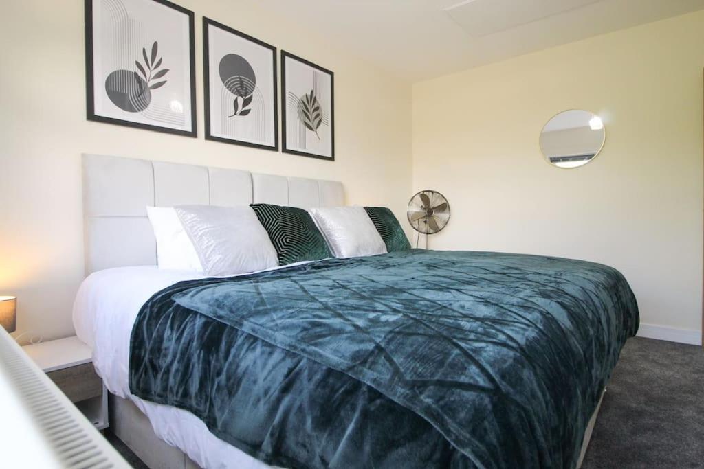 Modern 3 Bed, Contractors Welcome, Bradford برادفورد المظهر الخارجي الصورة